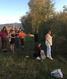 Zber šípok k jesennej výzdobe spoločenských priestorov internátu...aj v ťažko dostupnom teréne