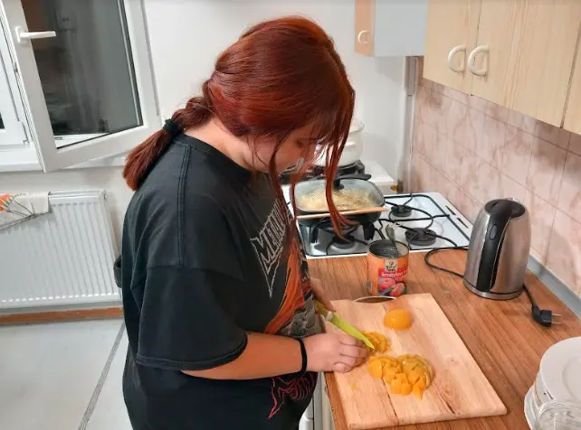 Kuracie soté s ryžou a broskyňovým kompótom