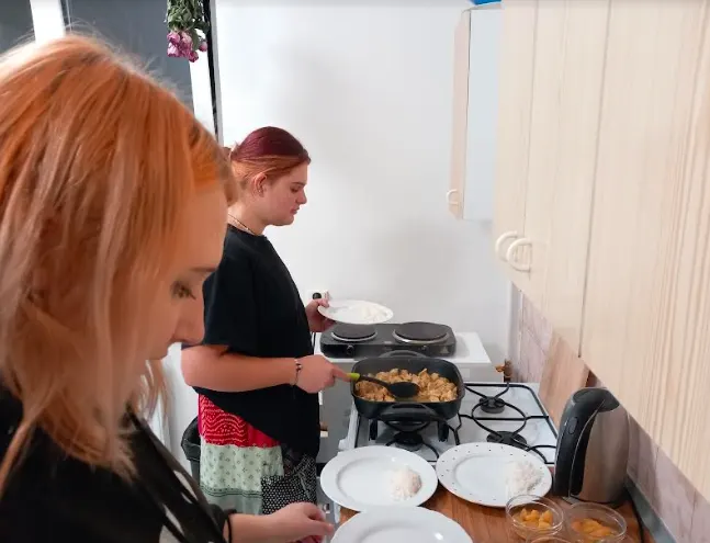 Kuracie soté s ryžou a broskyňovým kompótom