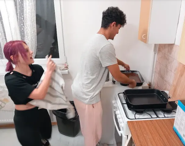 Perníkový koláč s jahodovým lekvárom a čokoládou