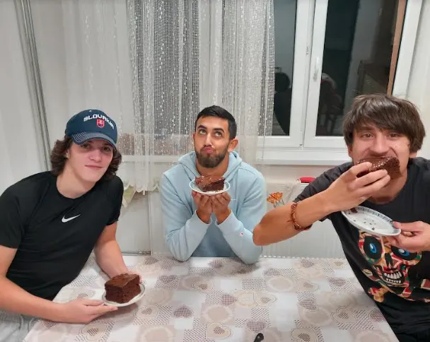 Perníkový koláč s jahodovým lekvárom a čokoládou