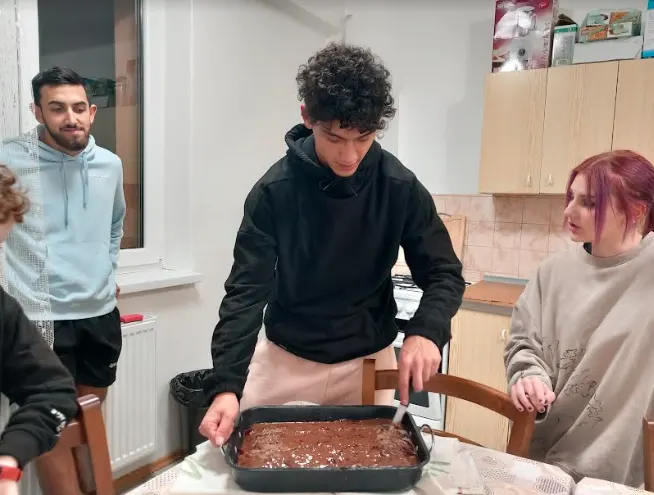 Perníkový koláč s jahodovým lekvárom a čokoládou
