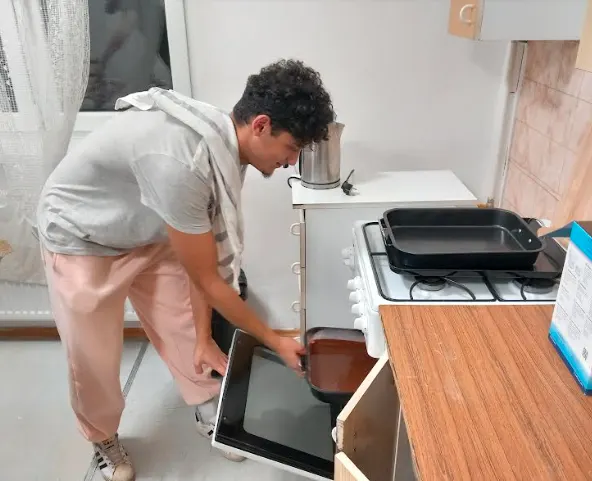 Perníkový koláč s jahodovým lekvárom a čokoládou