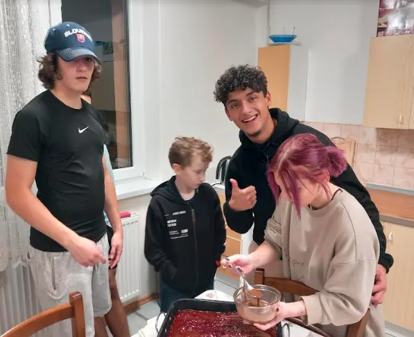 Perníkový koláč s jahodovým lekvárom a čokoládou