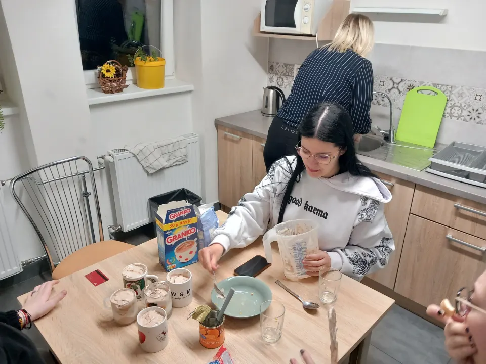 Smotanovo ovocný pohár s piškótami