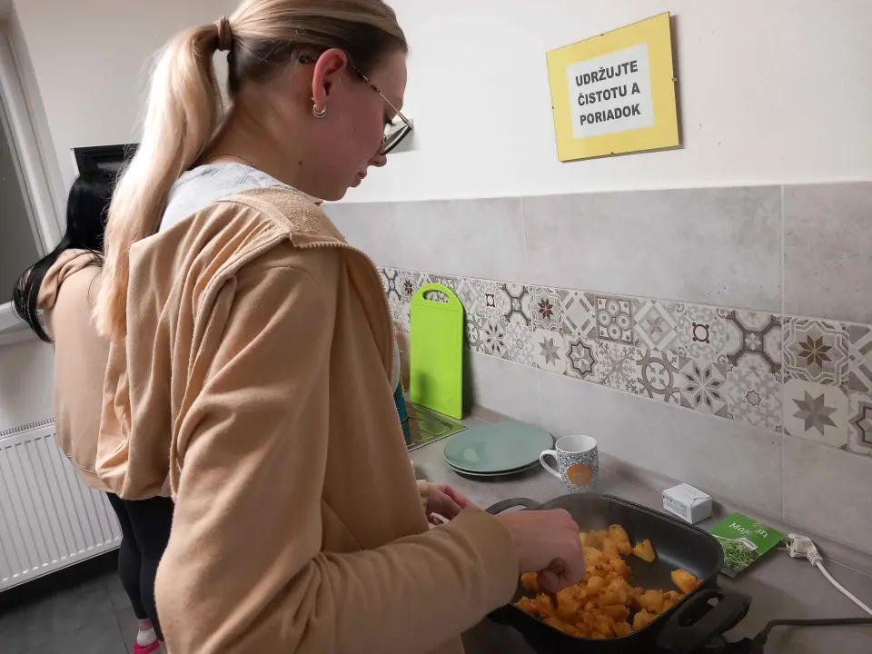 Varíme fašírky s opekanými zemiakmi