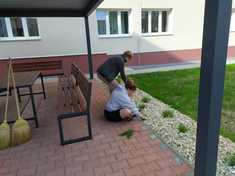 Trhanie buriny vo dvore ŠI