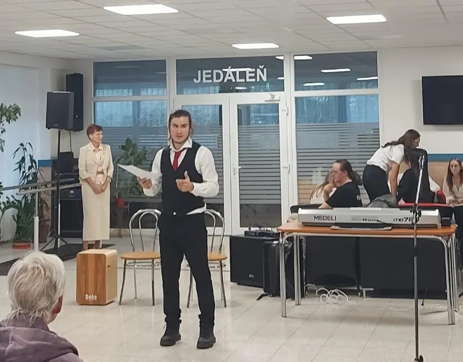 Vystúpenie žiakov v ZSS - Záhonok a pizza za odmenu
