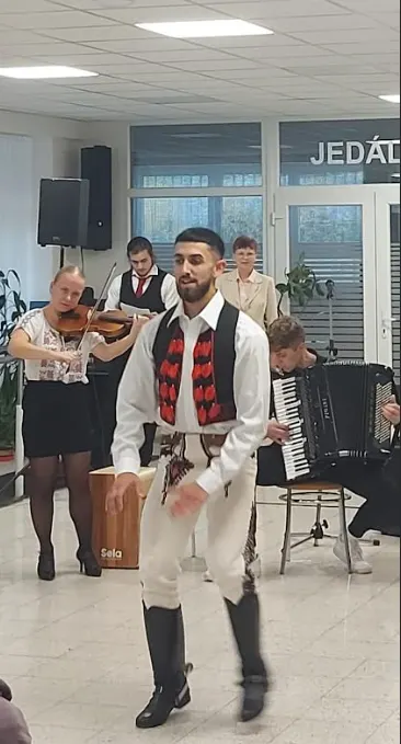 Vystúpenie žiakov v ZSS - Záhonok a pizza za odmenu