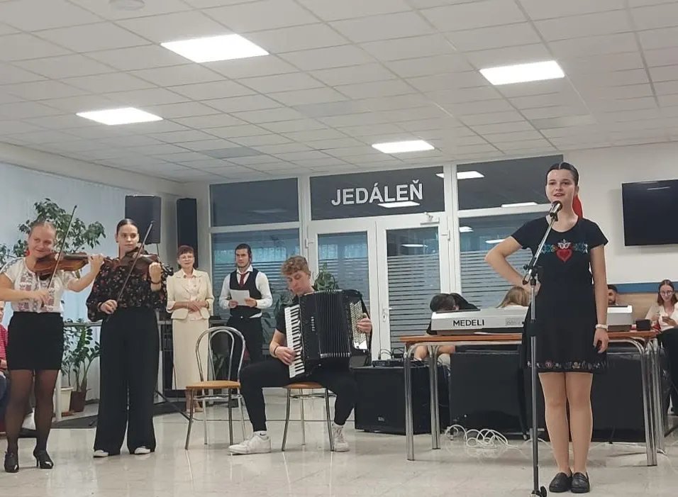 Vystúpenie žiakov v ZSS - Záhonok a pizza za odmenu