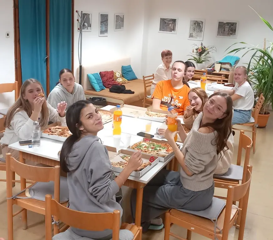 Vystúpenie žiakov v ZSS - Záhonok a pizza za odmenu