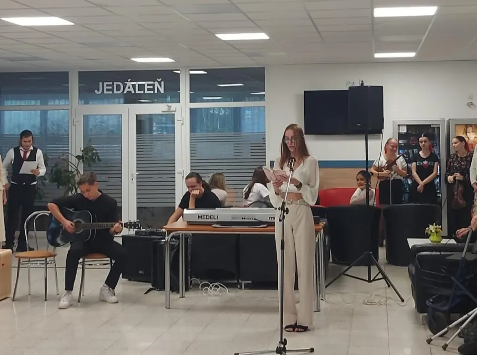 Vystúpenie žiakov v ZSS - Záhonok a pizza za odmenu