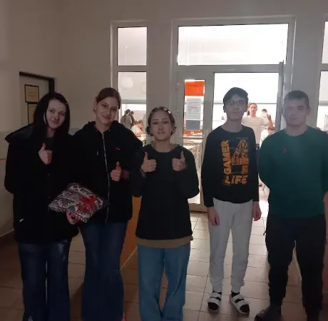 Pripínanie červených stužiek žiakom ŠI