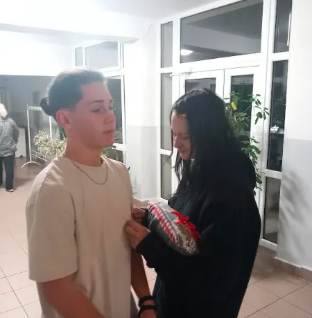 Pripínanie červených stužiek žiakom ŠI