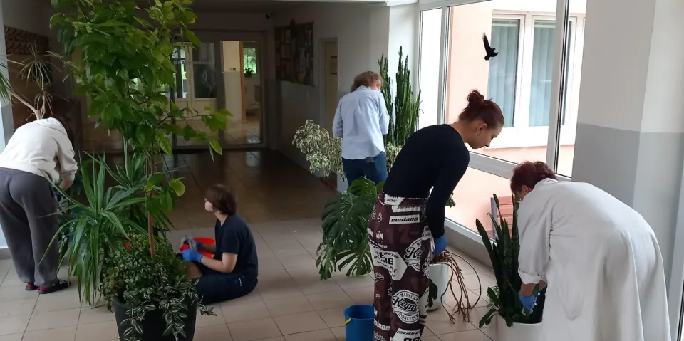 Estetizácia prostredia v ŠI - jarná údržba kvetinovej výzdoby vo vestibule