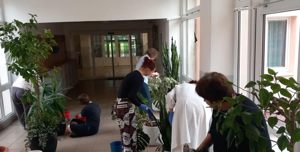 Estetizácia prostredia v ŠI - jarná údržba kvetinovej výzdoby vo vestibule