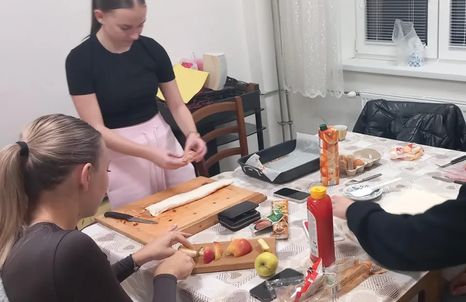 Salámovo - syrové slimáky v rámci krúžku varíme a pečieme s radosťou