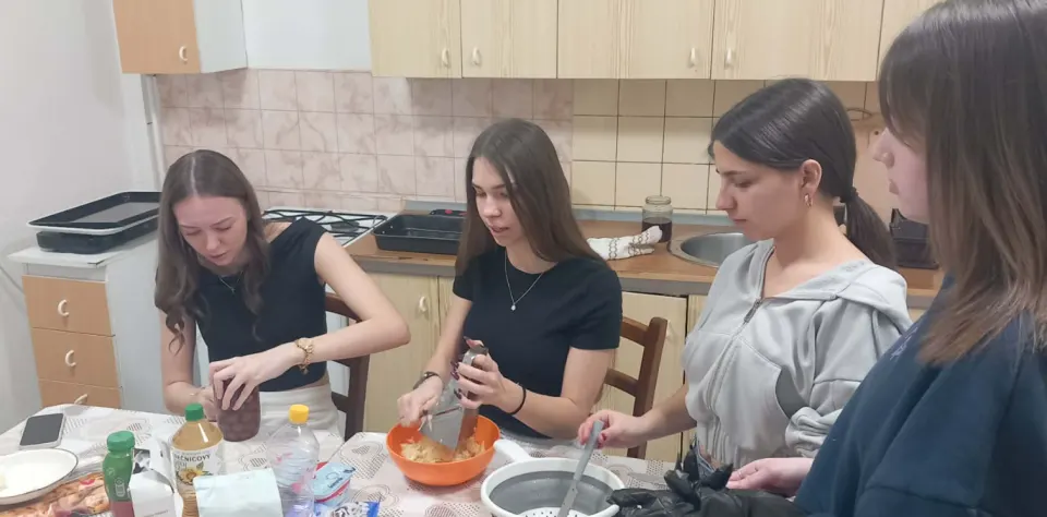 Maková, tvarohová a orechová roláda z lístkového cesta