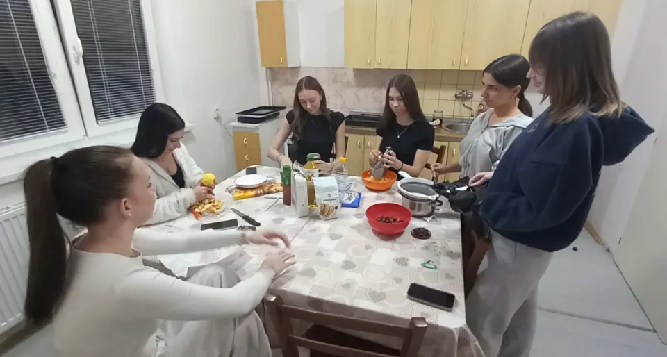 Maková, tvarohová a orechová roláda z lístkového cesta