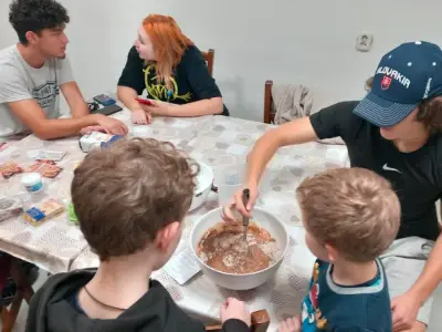 Perníkový koláč s jahodovým lekvárom a čokoládou – fotografia 2