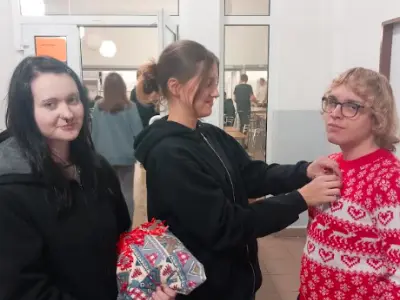 Pripínanie červených stužiek žiakom ŠI – fotografia 3