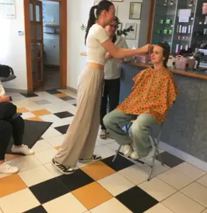 Návšteva kozmetického salónu ŠARM pri SOŠ hotelových služieb a obchodu vo Zvolene – fotografia 6