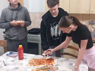 Salámovo - syrové slimáky v rámci krúžku varíme a pečieme s radosťou – fotografia 4